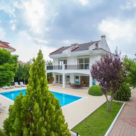 Villa Crown 2 *