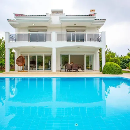 Villa Crown 2 *